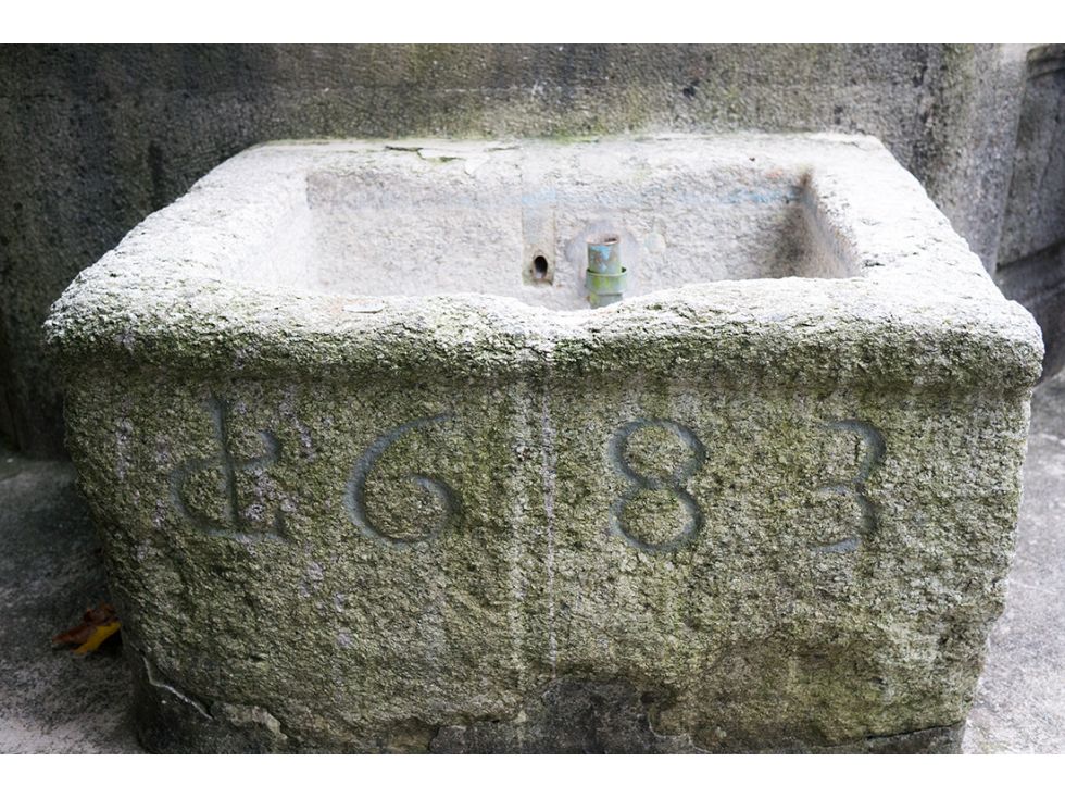 Waschtrog des Stiftsbrunnen aus einem Monolit (Granit) gefertigt