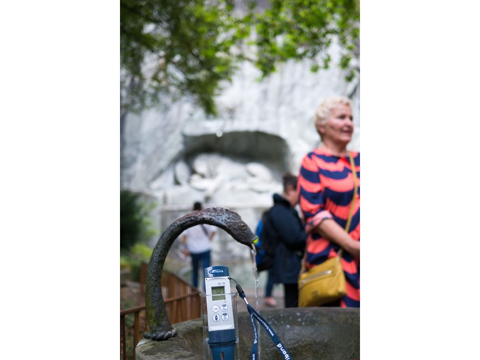 Leitfähigkeitsmessung am kleinen Brunnen beim Löwendenkmal