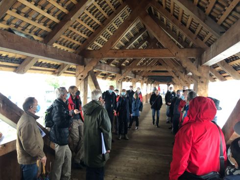 40 Headsets, 40 NGL-Mitglieder an der Exkursion auf die Kapellbrücke Luzern.  «Holz, Kultur und Geologie»